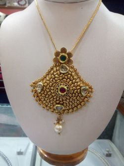 19. Kundan Locket