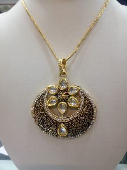 18. Kundan Locket flower design